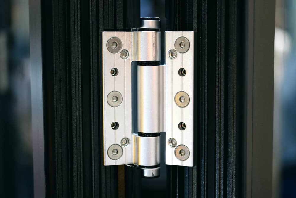 不锈钢铰链安装在铝门板上。