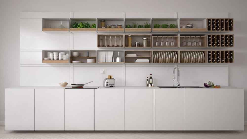厨房配有白色极简主义橱柜和开放式架子。