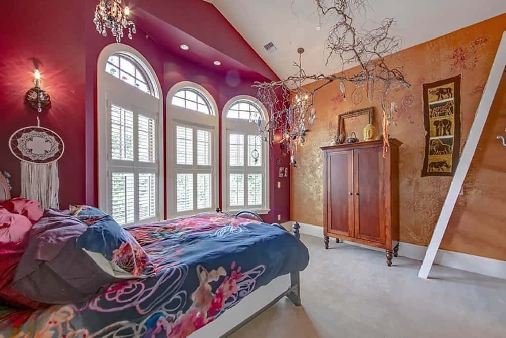 这间卧室装饰着五彩缤纷的墙壁、飘窗和各种墙壁艺术。