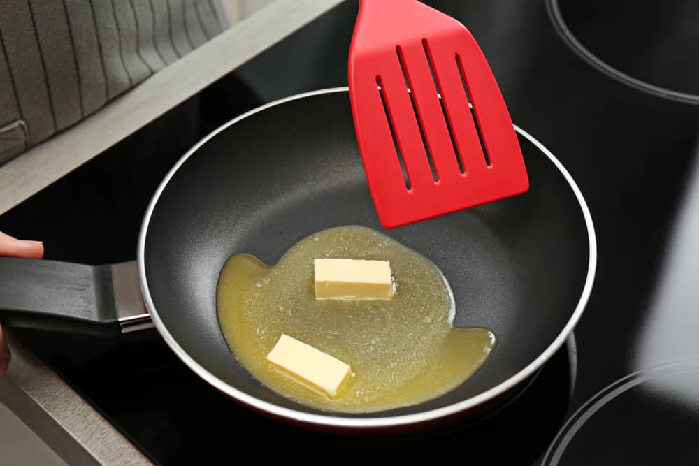 在热煎锅里放几片人造黄油。