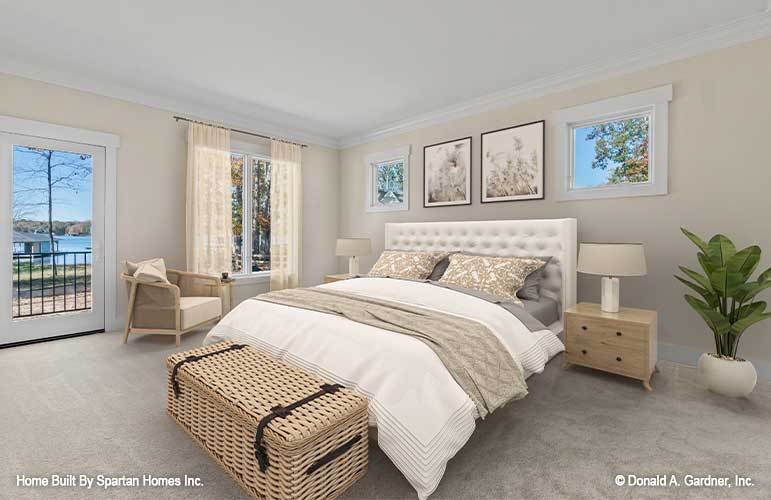 主卧室设有私人甲板通道和白色簇绒床，并配有柳条储物凳。