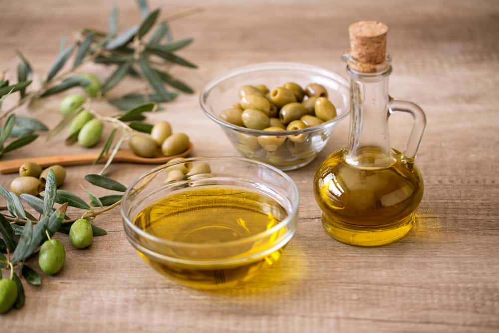 橄榄油和种子装在玻璃碗和瓶装容器里。