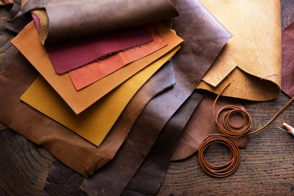 木桌上堆着皮革纺织品样品。