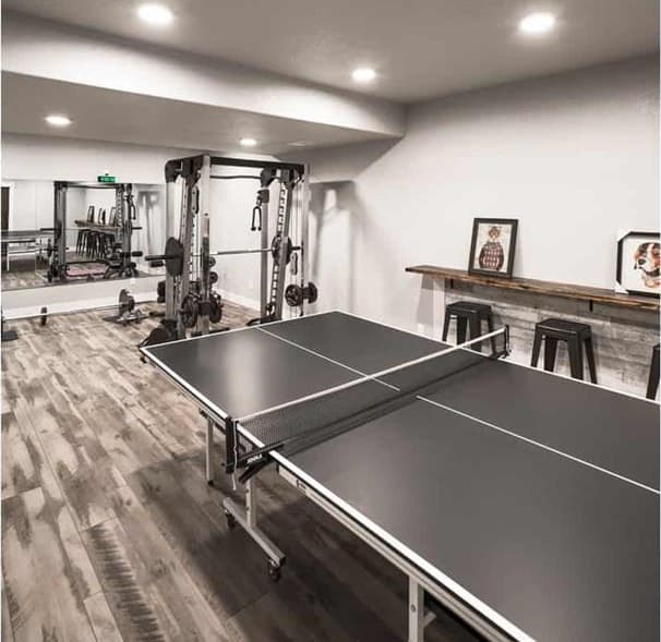 健身房里有吧台、乒乓球桌和健身器材。