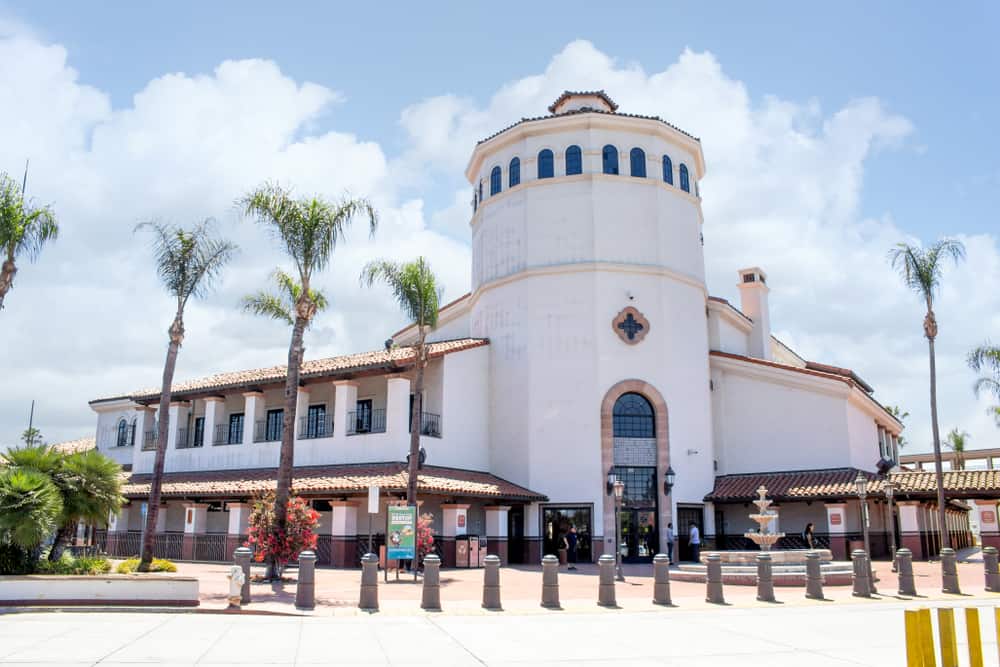 加州圣安娜区域运输中心的主楼和前门。