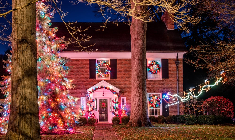 印第安纳州圣诞老人的殖民时期的照明房子。