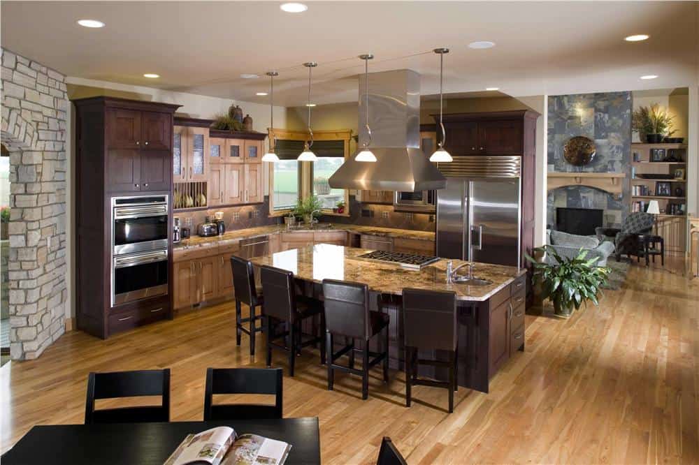 厨房配有不锈钢用具，一个灶台岛和多个色调的木制橱柜，以增加个性。