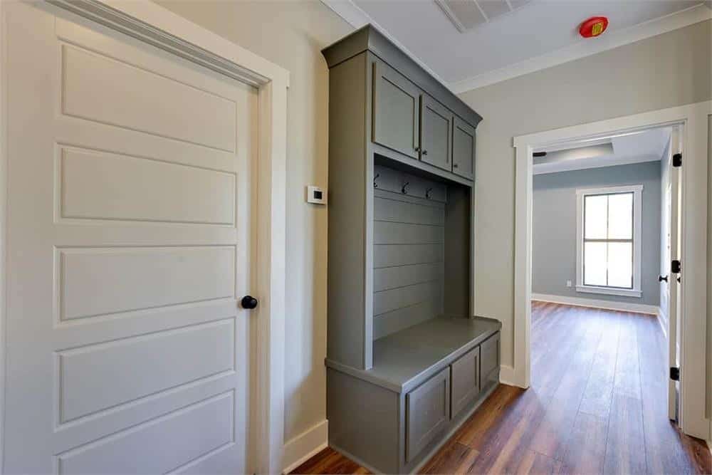 储藏室有一个内置的橱柜，配有长凳和衣钩。