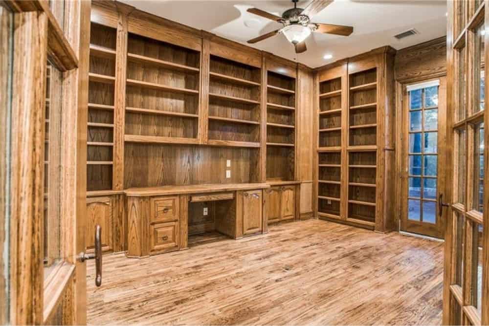 家庭办公室，内置木制书架和书桌与硬木地板相匹配。