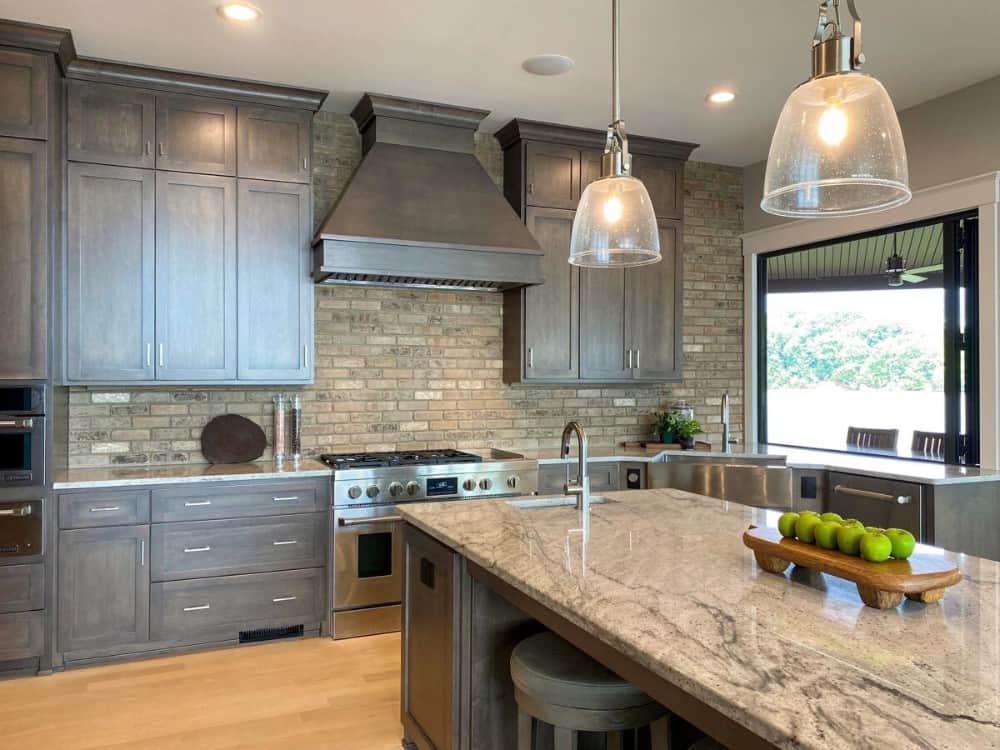 玻璃圆顶吊坠和嵌入式顶灯为厨房增添了温暖的氛围。