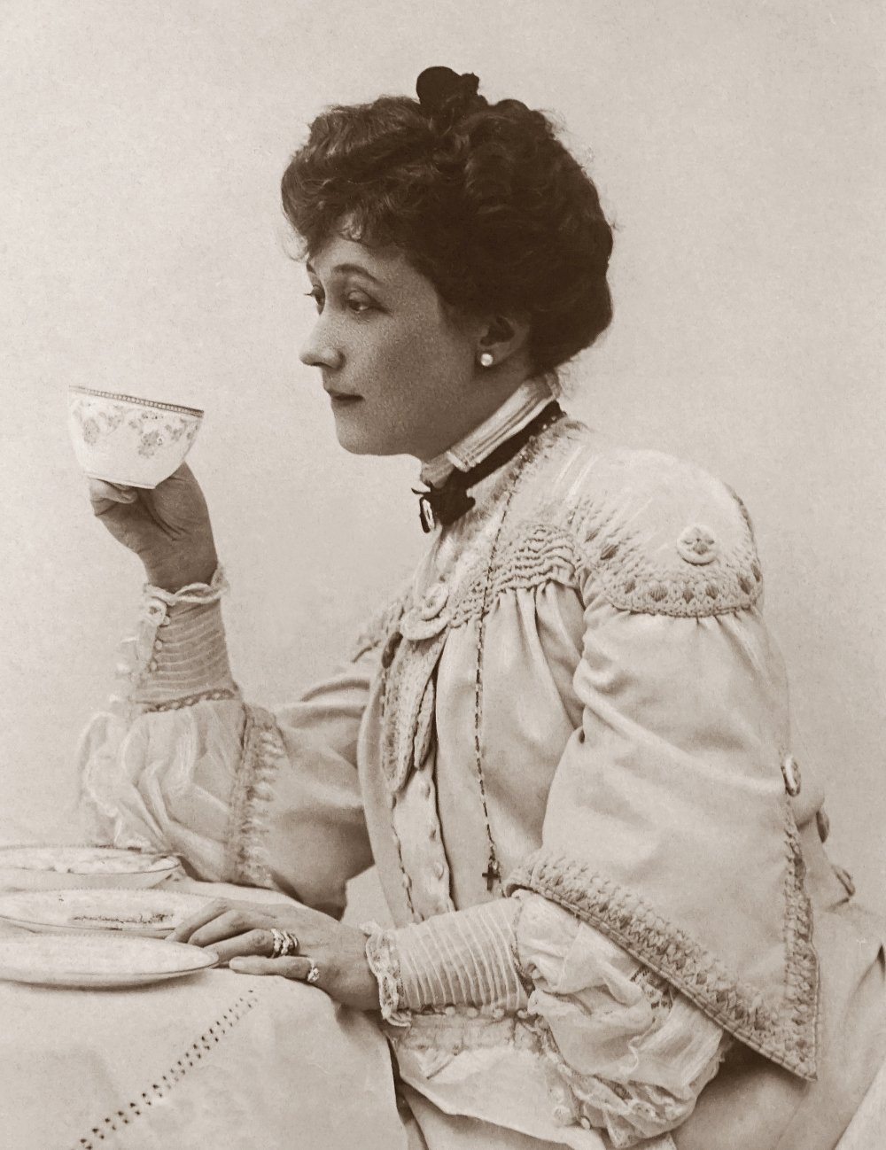 复古女人喝茶的照片