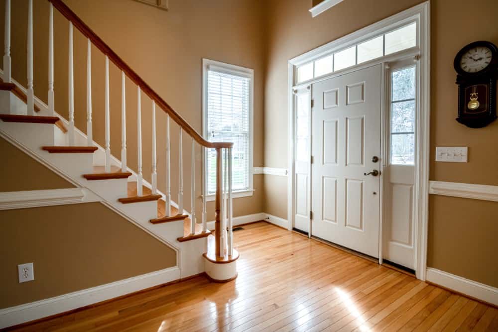 米色的楼梯，白色的纺锤，木制的踏板和木制的栏杆。