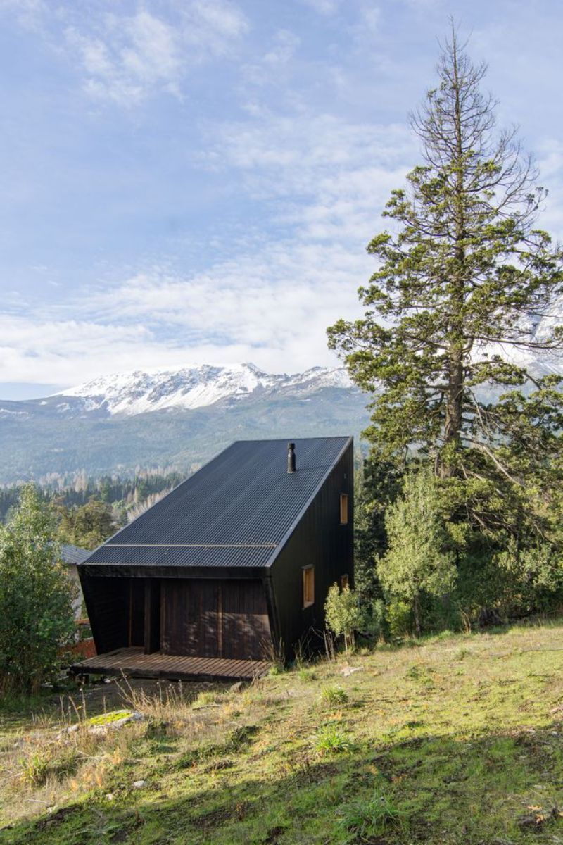 小木屋位于山坡,宏伟的Piltriquitron山。