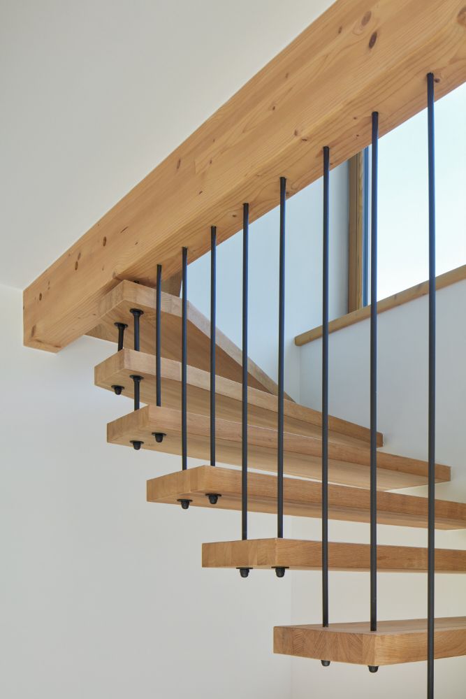 定制木制和钢制螺旋楼梯。