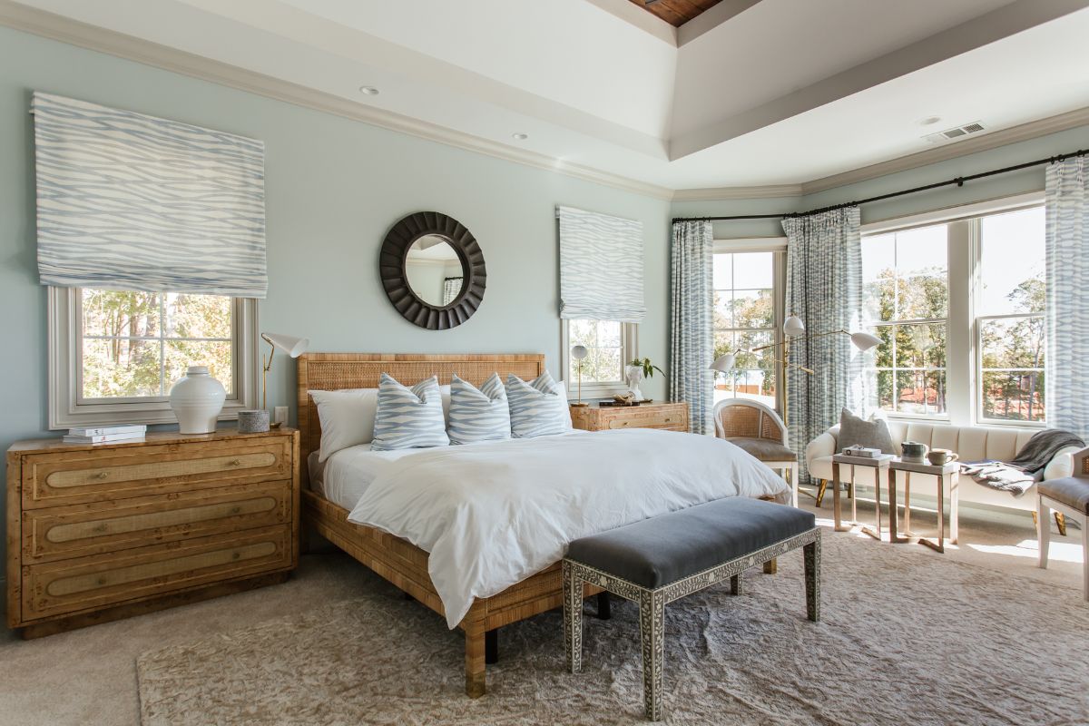 主卧室，包括仿古木床，橱柜和湾窗户。