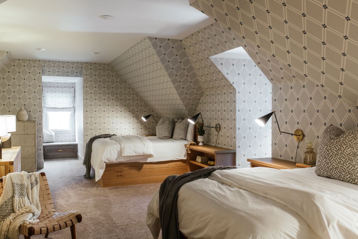 客房配有两张特大号床的床头板的墙壁创造性地使用。