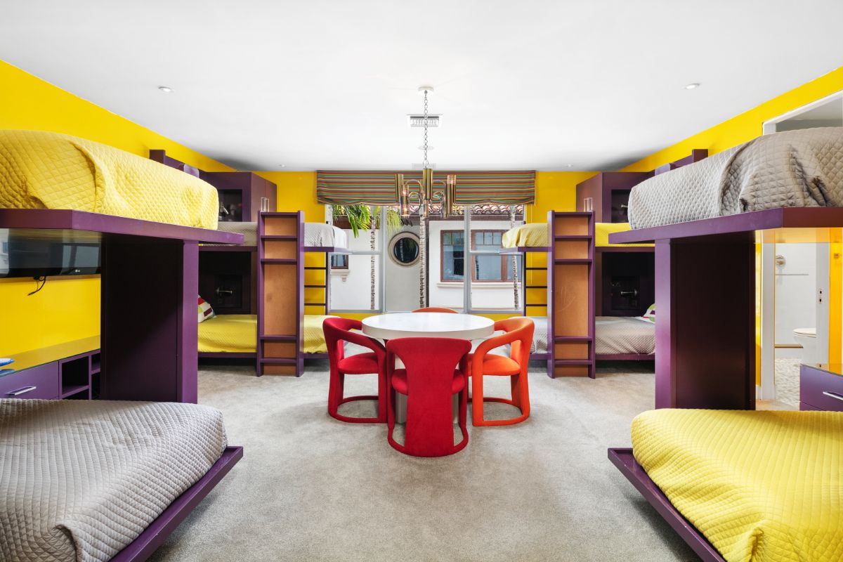 俏皮的亮黄色客房，4张紫色双层床。