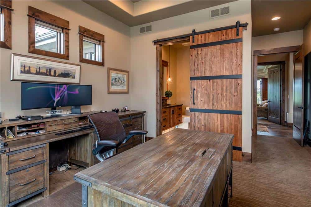 家庭办公室有木桌，旋转扶手椅，和一个私人浴室。