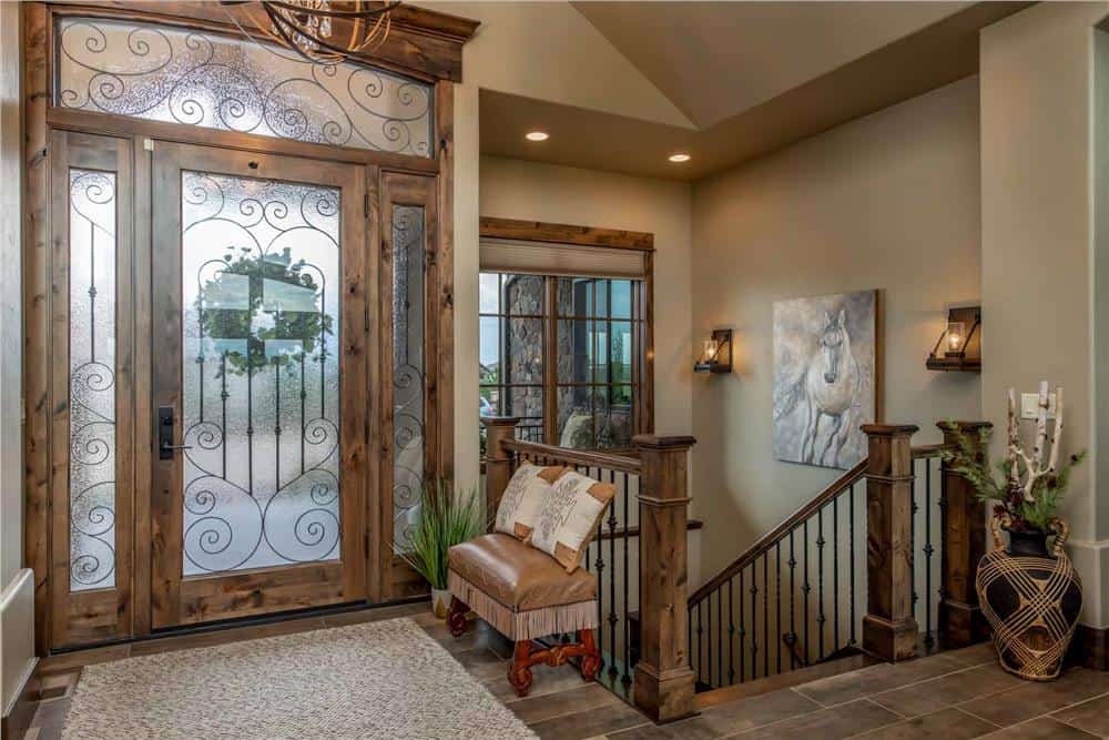 门厅里有一个小皮革长凳和一扇装饰着华丽贴花的磨砂玻璃门。