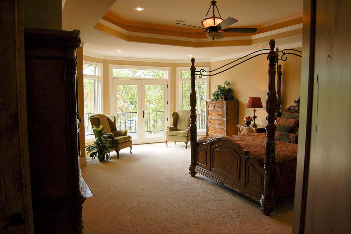 主卧室的特点是一张四柱床和一个休息区，靠近法式门，然后打开一个私人平台。
