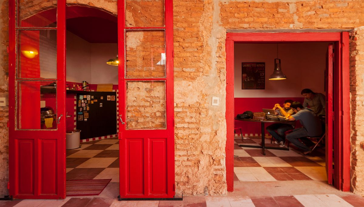 Casa Ilona内部封闭的砖块和木头涂成红色的门。