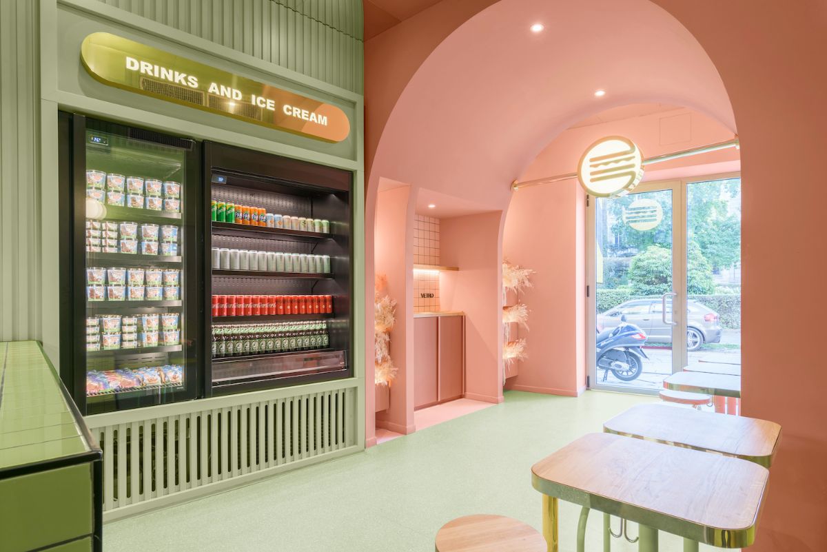 入口处装饰在桃子和地球绿色，并为饮料和冰淇淋提供桌子和玻璃封闭的架子。