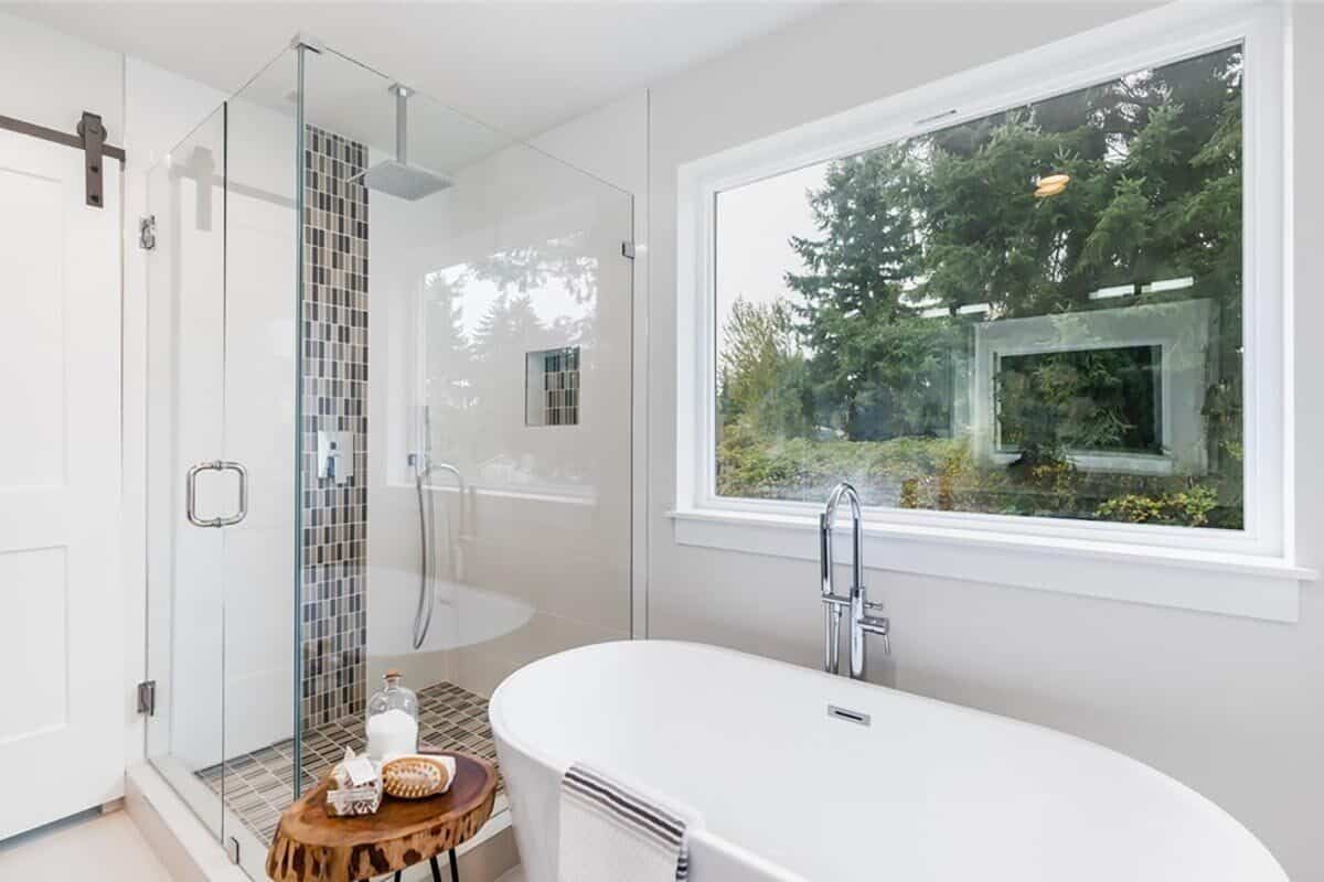 步入式淋浴房和装有铬固定装置的独立浴缸完成了主浴室。