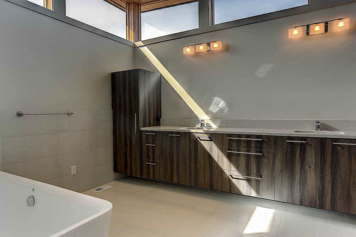 天窗使主浴室有充足的自然光。