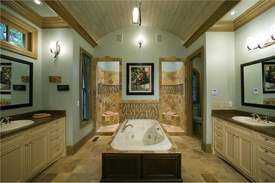 主浴室带一间宽敞的步入式淋浴间，洗手池洗手台和主浴室洗手台是分开的，中央还有一间带桶形穹顶天花板的浴缸。