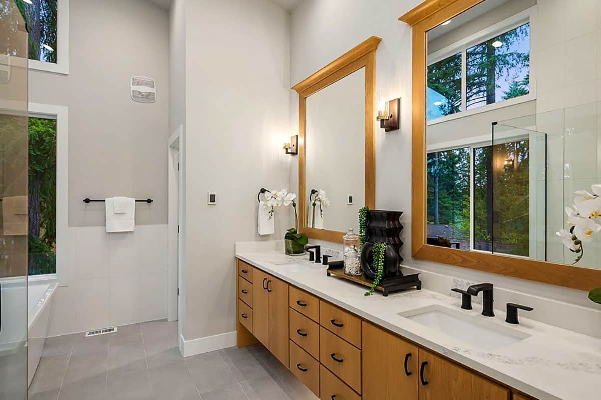 主浴室有一个木制梳妆台，配有双水槽，大理石台面和锻铁固定装置。