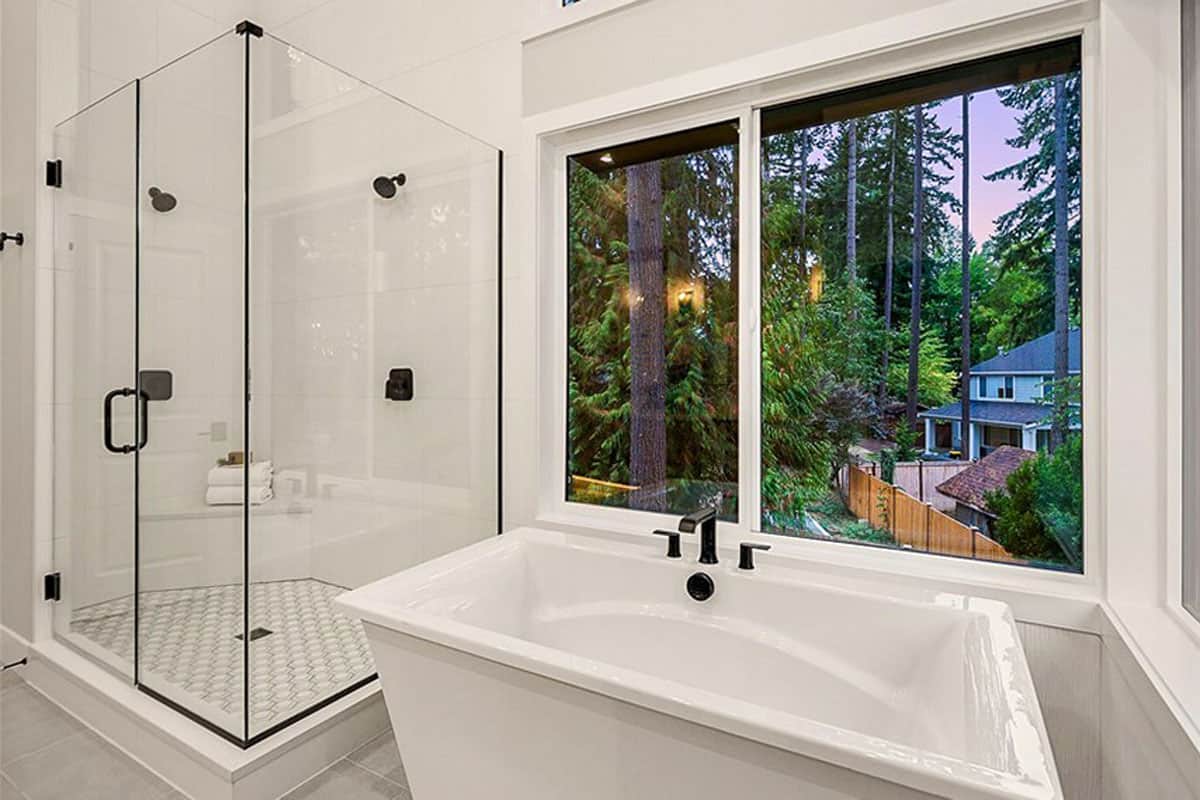主浴室里有一个步入式淋浴间和一个可以看到院子美景的独立式浴缸。