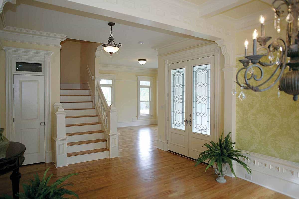 门厅里有一扇法式入口门和一段传统的楼梯，通往卧室。