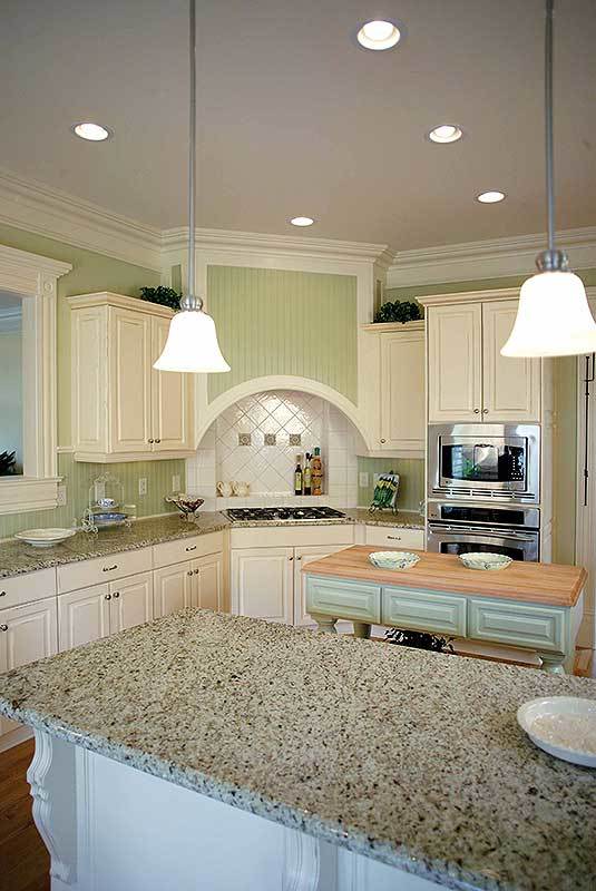 厨房配备了不锈钢电器，白色橱柜，花岗岩台面，和一个中心岛。