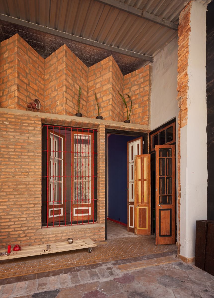 主要入口的房间用砖头墙,木门窗,砖在锯齿形包含房间。
