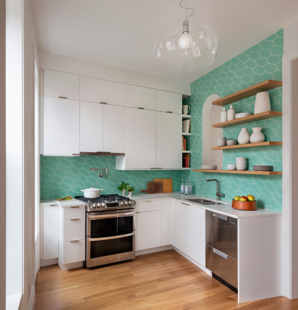 L形厨房设有纠察式亮绿色的柴油瓷砖，并带有开放的白橡木架。