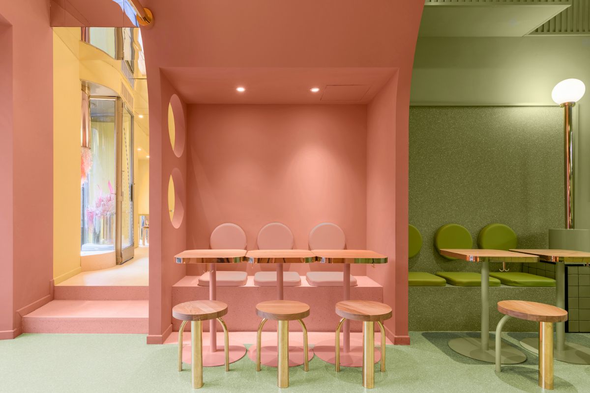 桃子和地球绿色的两侧用餐区，带面包椅和桌子。