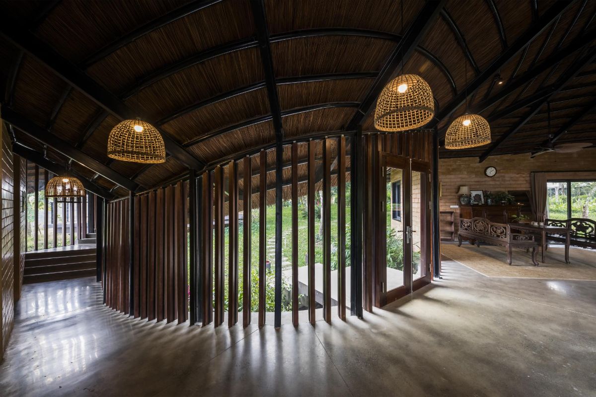 围绕垂直木材的弯曲的房子走廊连接所有功能空间。