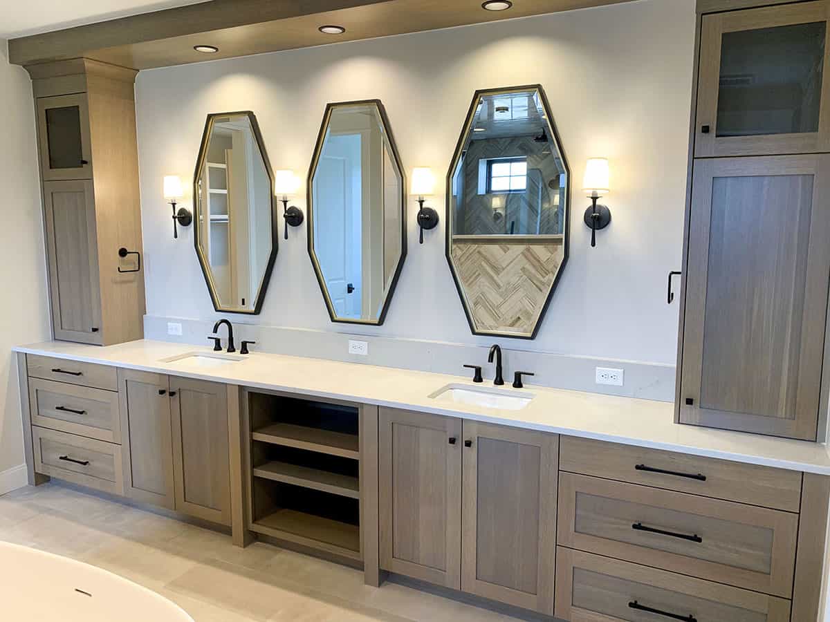 主浴室设有一个双水槽梳妆台，配有三面八角镜。