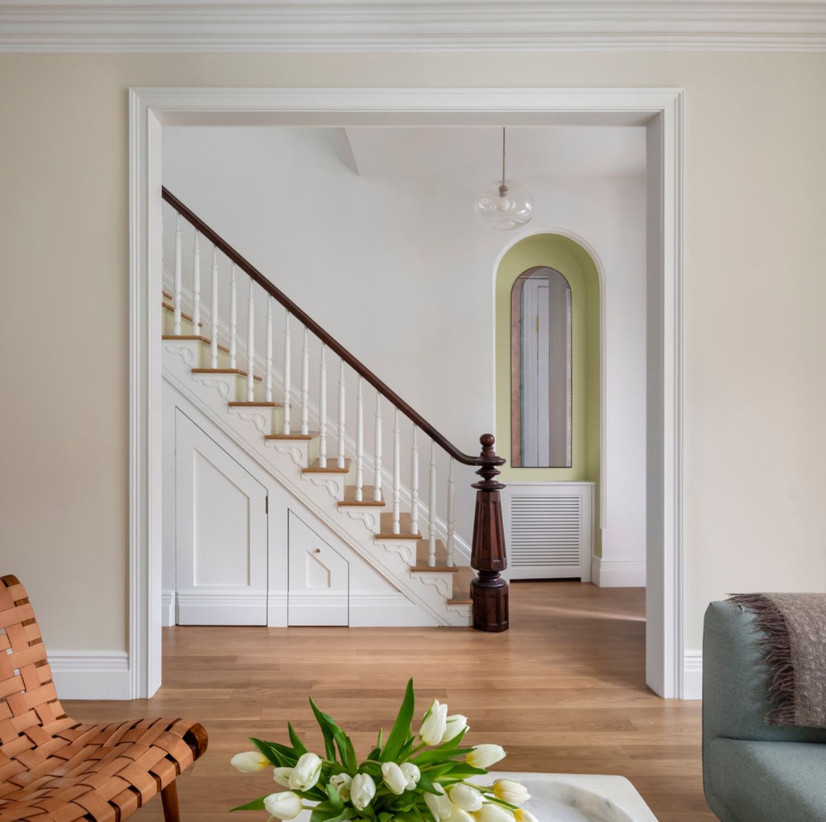 一个与楼梯相连的客厅的开放入口，空间由美丽的客厅地板突出显示。