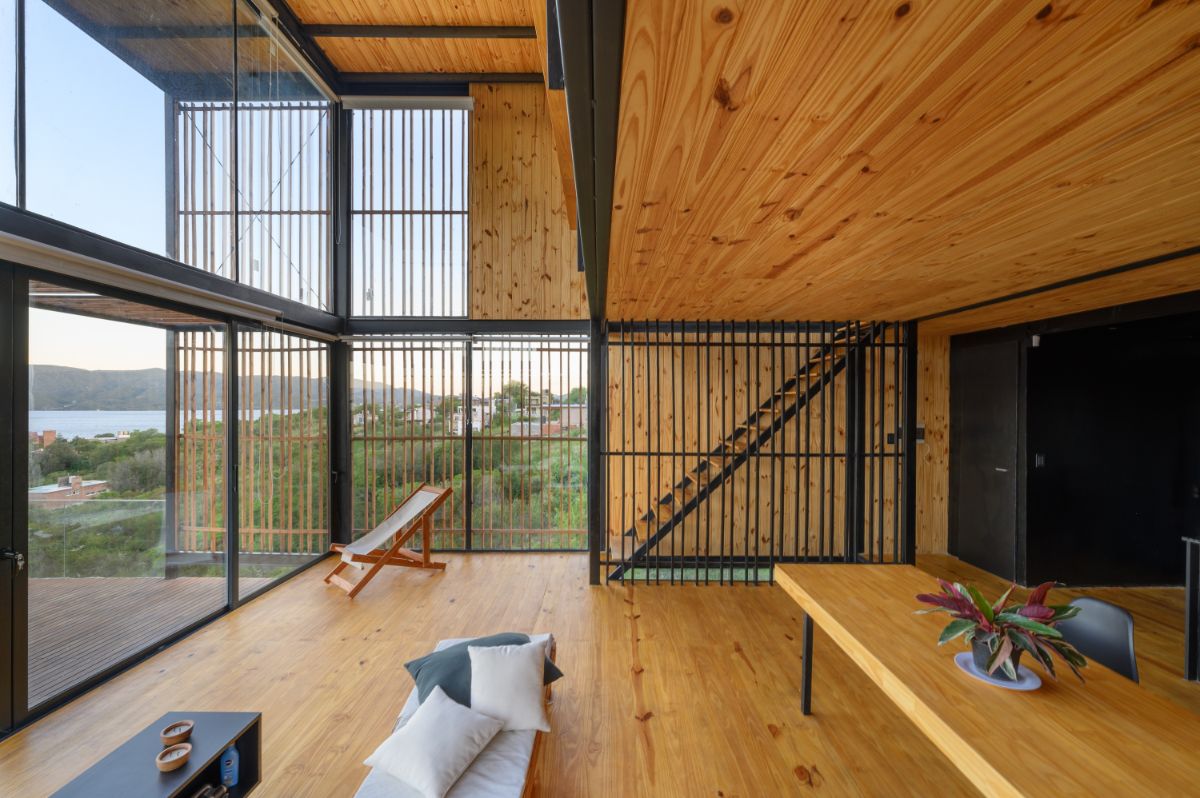 生活空间与内部木材包围在钢和玻璃。