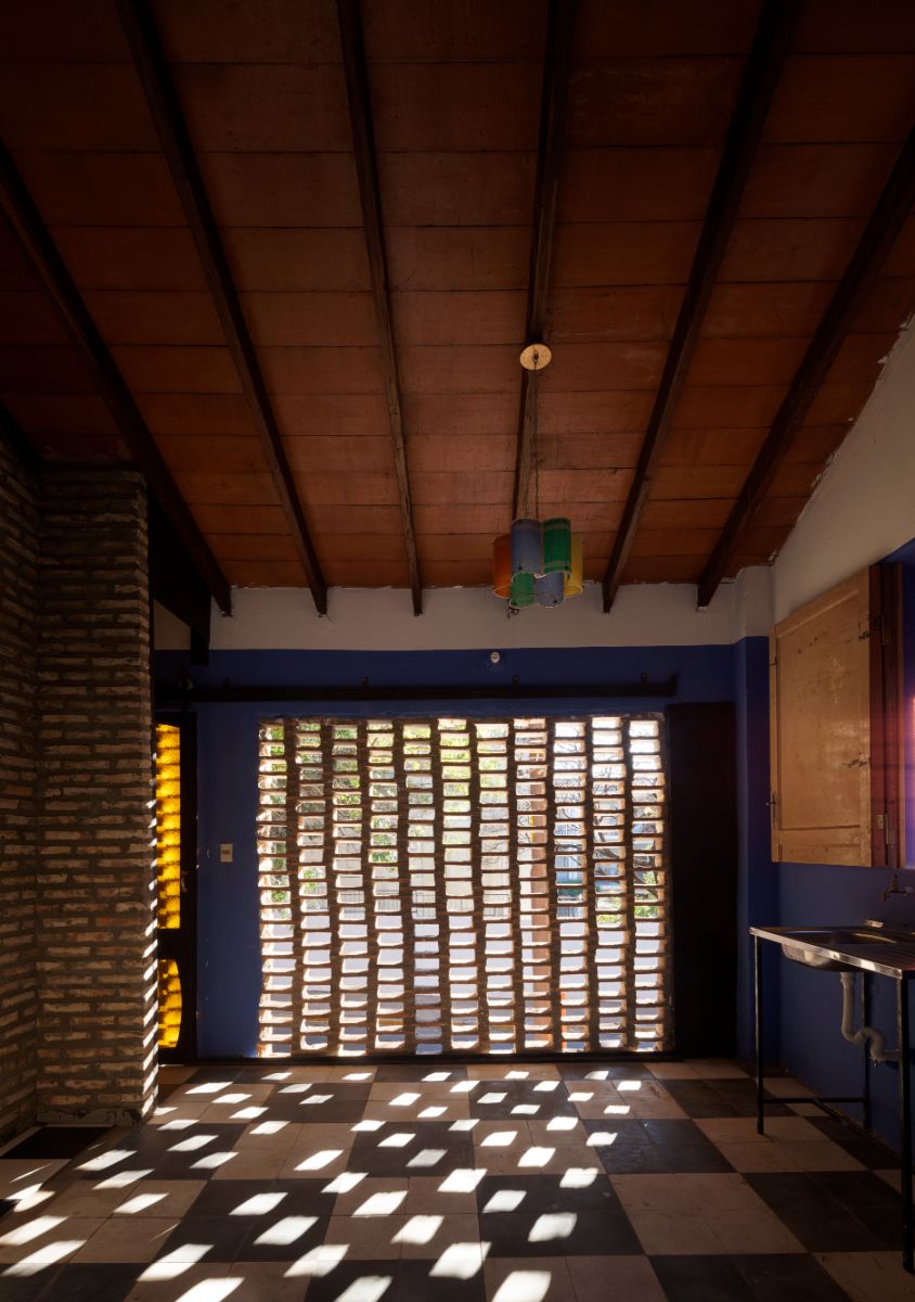 开放空间与轴承砖头墙和beamed-ceiling房间里。