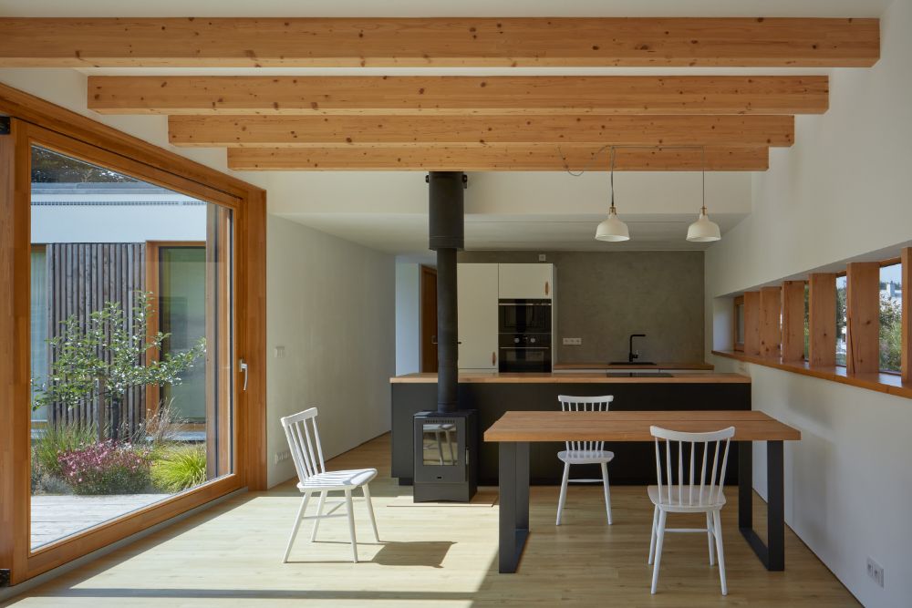 用餐区与厨房相连，设有玻璃墙，横梁天花板和自助式钢壁炉。