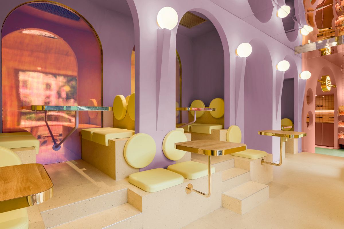 紫罗兰色用餐区具有镜面效果模拟波浪包围。