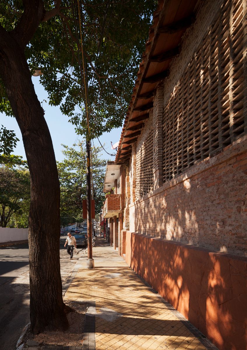 外面的Casa Ilona承载墙砖作为边界。