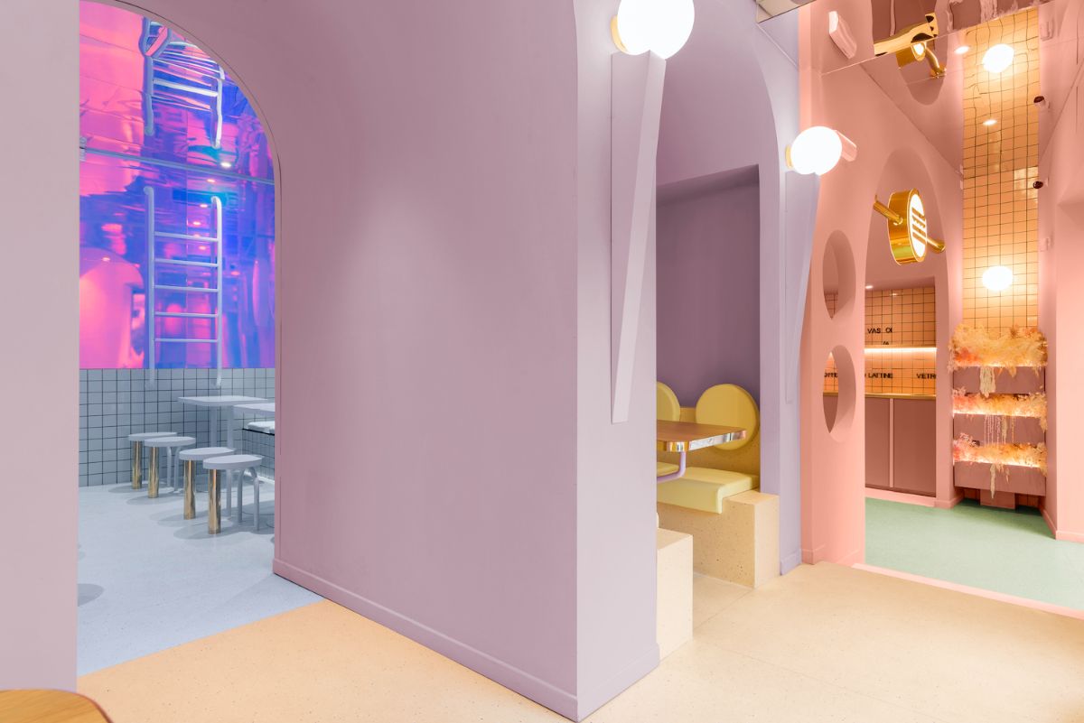 连接紫色用餐区和镜面效果用餐区的角落。