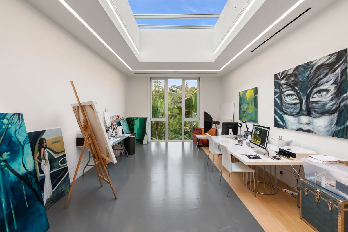 艺术家工作室上方有一个天窗，带来了充足的自然光和阴影。图片来自Toptenrealestatedeals.com