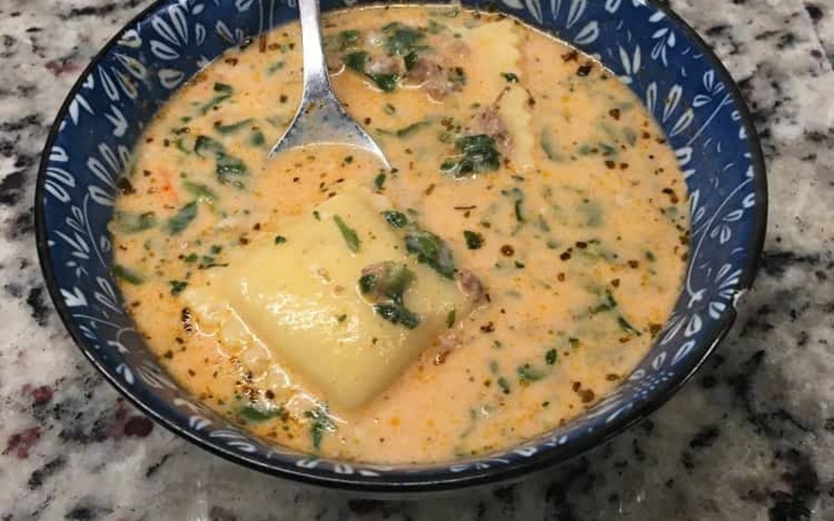 黑色碗里的经典自制奶油馄饨汤。