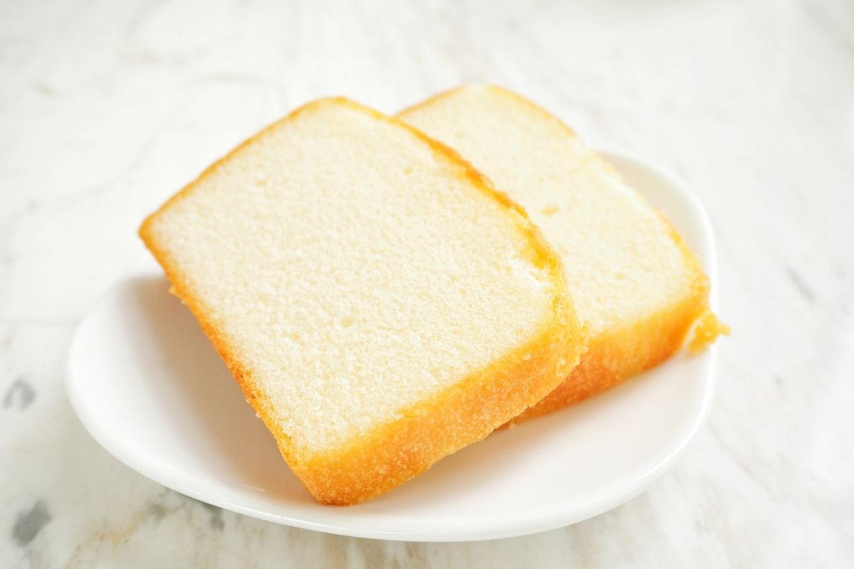 简单的黄油蛋糕装在一个小盘子里。