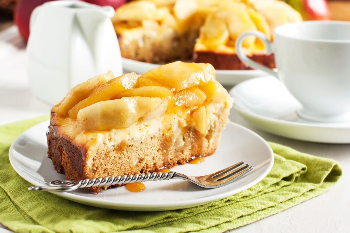 在小白板材的一个经典苹果饼乳酪蛋糕用叉子。