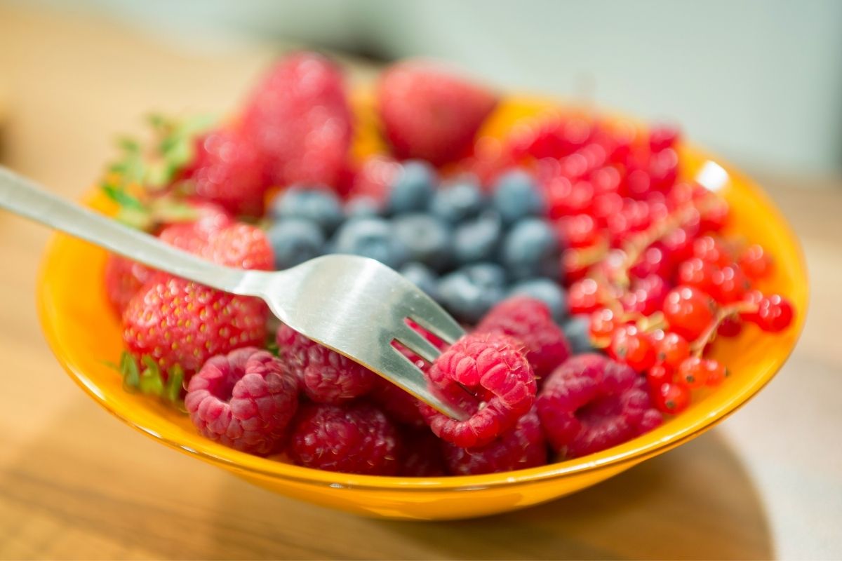 一碗浆果水果沙拉。